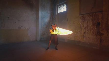 Talented woman doing a dance with a sword of fire[免费商用]