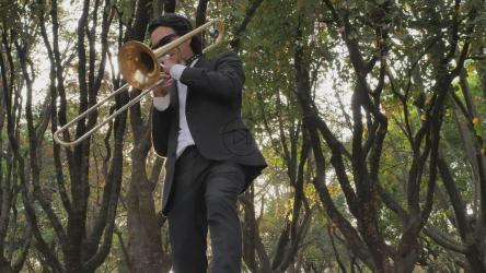 Trombone musician in the middle of nature[4K免费商用]