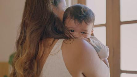 年轻母亲怀里的快乐宝宝[免费商用]