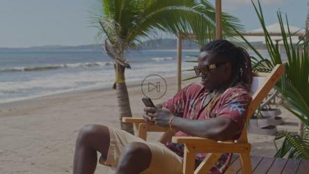 年轻人在平静的海滩上休息[免费商用]