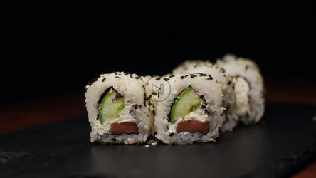 灯光照亮制作精美的寿司[]