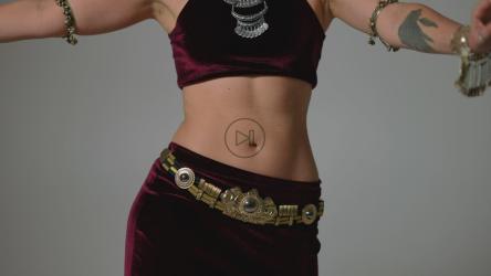 肚皮舞者有节奏地移动臀部[]