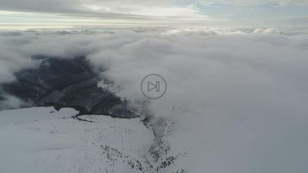 云层覆盖的雪景[4K]