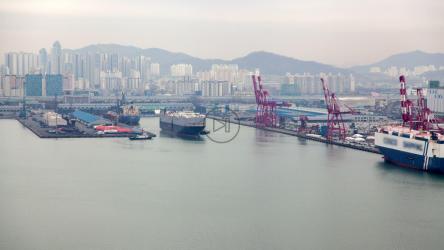 从高处看到货船的海岸[4K]