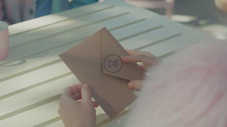 打开情人节信封的女孩；s日卡[免费商用]