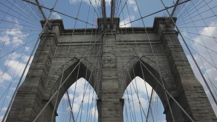 云在布鲁克林大桥上空缓慢移动[]