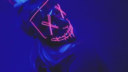 戴着万圣节面具的女孩在镜头前跳舞[免费商用]