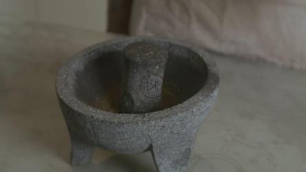 在molcajete中研磨肉桂[4K免费商用]