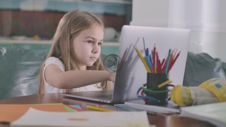 小女孩在电脑上学习[免费商用]