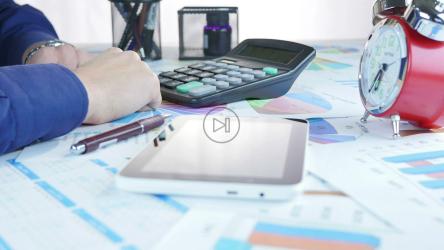 从纸上的一些图表中证实数据的人[]