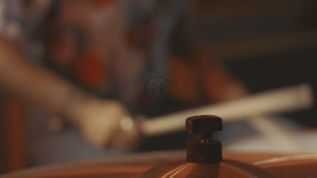 鼓手在录音室演奏[4K免费商用]