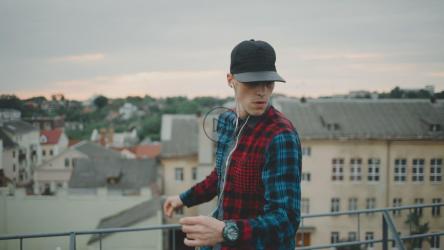 戴着耳机的男子随着音乐翩翩起舞[]