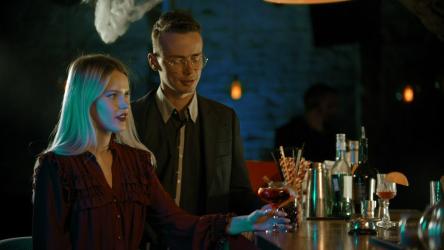 男男女女在酒吧敬酒[4K]