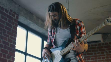 弹低音吉他的年轻人[4K]