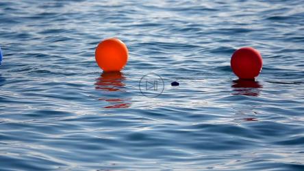 海上的彩色气球[]