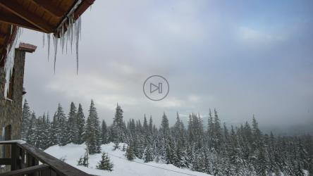 山区冬季风暴前多云的天空[4K]