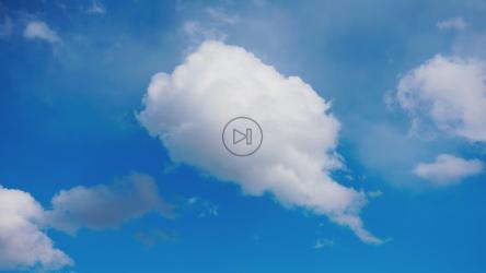 蓬松的云朵轻轻地漂浮在开阔的蓝天上[]