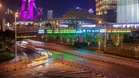 夜晚在明亮的城市里运动[4K]