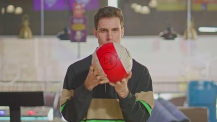 一个注意力集中的年轻人拿着一个保龄球[免费商用]