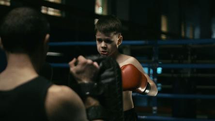 男孩在拳击场上训练拳击[4K]