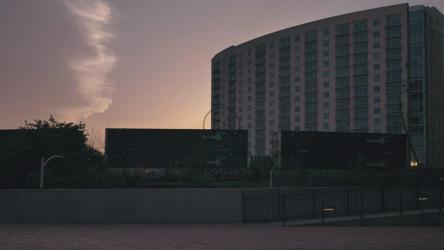 日落时分，火车车厢在城市中前行[4K免费商用]