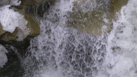 水在冬天流过岩石[]