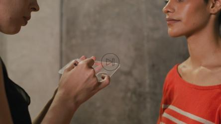 化妆师给一位年轻的深色皮肤模特做指示和化妆[免费商用]