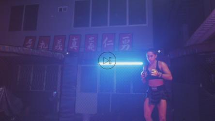 两名女子在一场混合武术比赛前的拳击场上[免费商用]