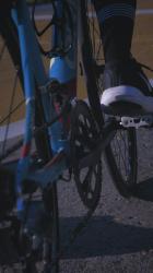 骑自行车的人在跑道上蹬的脚[免费商用竖屏]