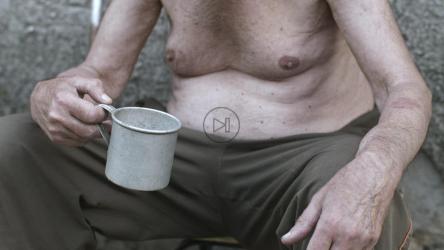 无家可归的饥饿男子收到捐款[]