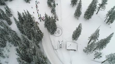 空中拍摄的一个滑雪站与人们练习[4K]