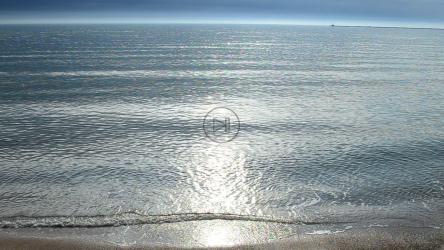 小波浪在沙滩上破碎[]