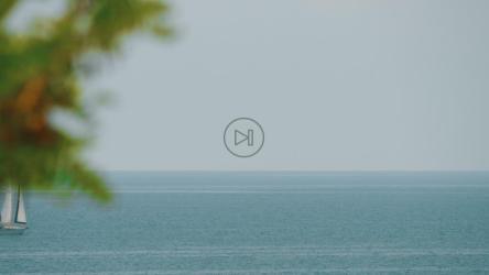 游艇驶过平静的大海[4K]