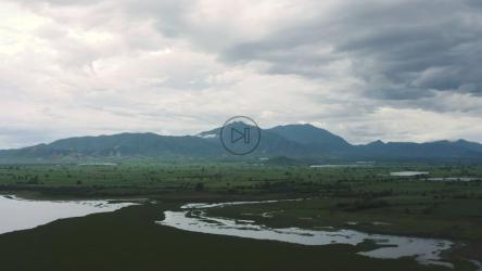 有几个湖泊的平原景观[免费商用]