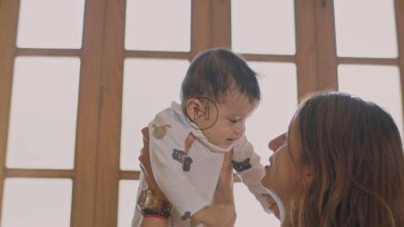 母亲抱着并亲吻婴儿的近景[免费商用]