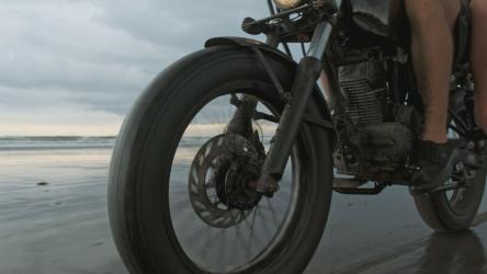 海边骑摩托车的旅行者[4K]