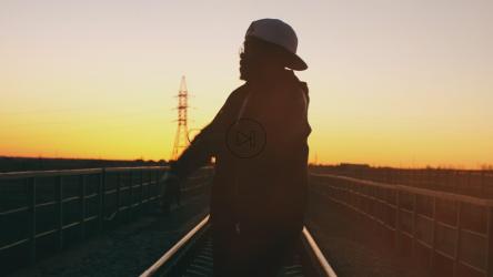 日落时城市舞者的剪影[4K]