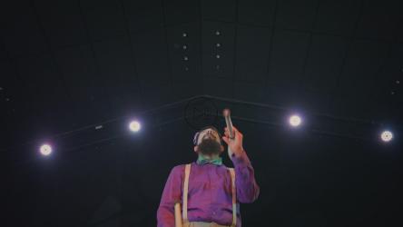 天才杂耍演员用保龄球棍表演魔术[免费商用]