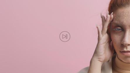 年轻女子看着迷人的镜头[免费商用]