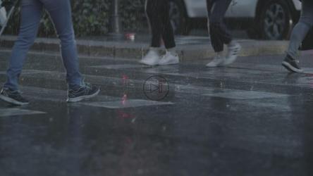 当人们穿过小镇时下起了大雨[4K]