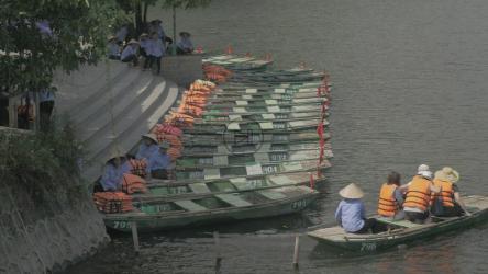 小船与游客一起取暖[]