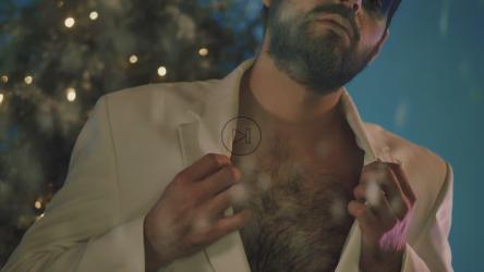 留着胡子，化着冬天风格的妆的年轻人[免费商用]