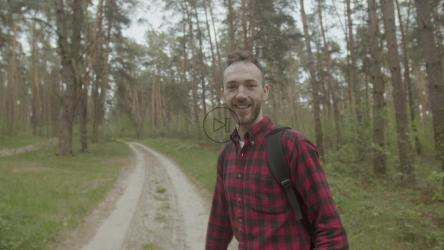 走在领袖身后的森林里[4K]