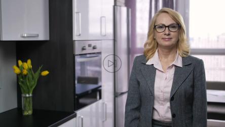 房地产女人交出房子钥匙[]