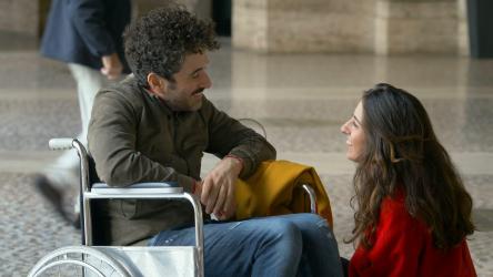 年轻夫妇在公共场合互相陪伴[]