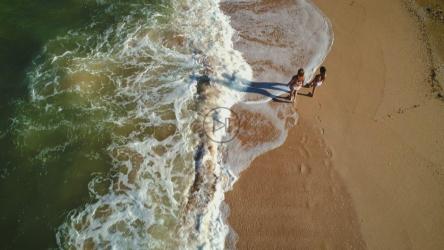 Walking along the ocean waves, top shot[4K]
