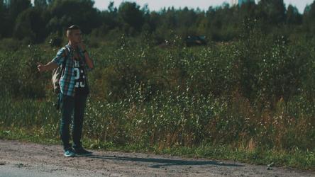 吸烟男子在农村搭便车[4K]