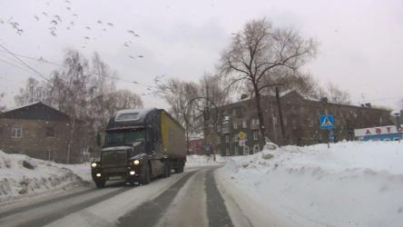 被雪覆盖的道路[]