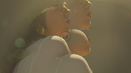 一个戴着复古眼镜跳舞的年轻女人[免费商用]