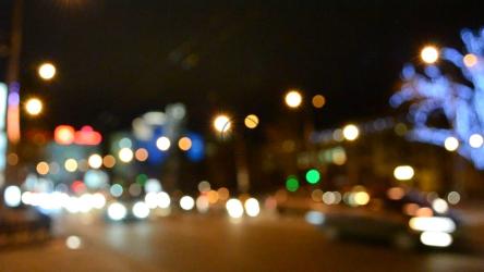 街道上的城市灯光失去焦点[]